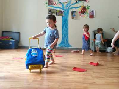 C�� Sara che danza trascinando un trolley...